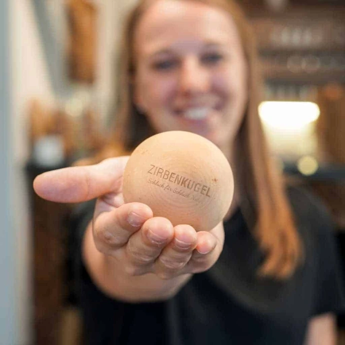 Zirbenkugel im Ladengeschäft